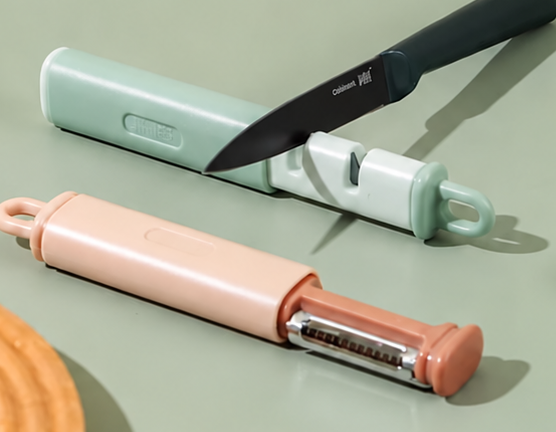 قشارة خضار وفواكه مع مسنّ سكاكين 2 في 1 – طول 20 سم — 2-in-1 Fruit and Vegetable Peeler with Knife Sharpener – 20 cm